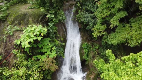 Wasserfall,-Der-Natürlich-In-Den-Dschungel-Fällt