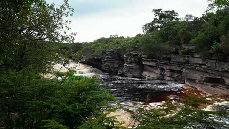 4K-Aufnahme-Nach-Oben-Kippen,-Die-Einen-Wunderschönen-Fluss-Auf-Einem-Wanderweg-Zum-Teufelsgrubenwasserfall-Im-Berühmten-Chapada-Diamantina-Nationalpark-Im-Nordosten-Brasiliens-Enthüllt