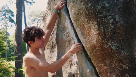Nahaufnahme-Eines-Jungen-Muskulösen-Mannes,-Der-In-Fontainebleau-Ohne-Oberkörper-Auf-Einen-Felsbrocken-Klettert