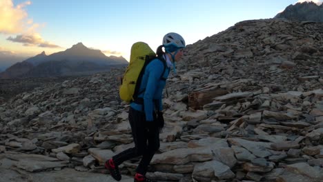Joven-Alpinista-Caminando-En-Una-Montaña-Al-Amanecer-En-Cámara-Lenta