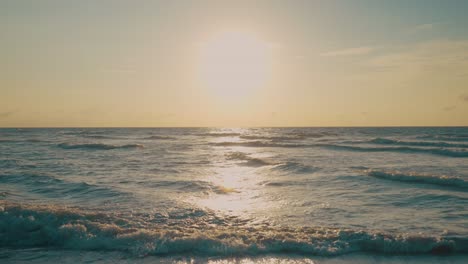 Wellen-Auf-Dem-Meer-Bei-Sonnenuntergang,-Zeitlupe