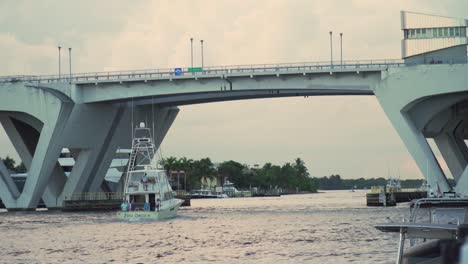 Charterboot,-Das-Morgens-Unter-Der-Brücke-In-Fort-Lauderdale-Intercoastal-Segelt