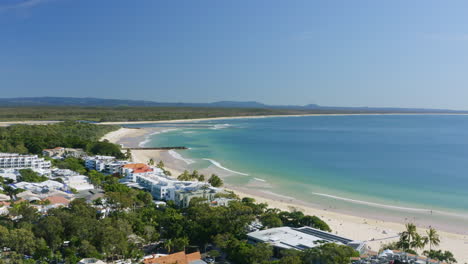 Scenic-Noosa-Heads-Main-Beach-With-Beachside-Town-And-Blue-Ocean-Views,-4K-Aerial-Drone,-Australia
