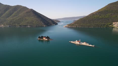 Unsere-Dame-Der-Felsen-Und-Gospa-Od-Skrpjela-Inseln-Vor-Der-Küste-Von-Perast-In-Der-Bucht-Von-Kotor,-Montenegro
