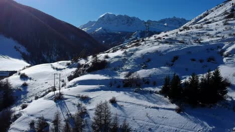 Schneebedeckte-Hoch-Aufragende-Französische-Alpen