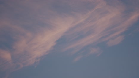 Faszinierende-Und-Unvorhersehbare-Wolkenformationen-Des-Magneta-Abendhimmels