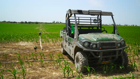 Ein-Ranger-Parkt-In-Einem-Tropfbewässerungs-Maisfeld