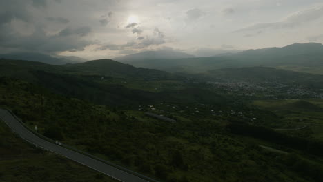 Cielo-Cambiante-Del-Atardecer-Sobre-Montañas-Y-Pueblos-Rodeados-Cerca-Del-Castillo-De-Akhaltsikhe-En-Samtskhe-javakheti,-Georgia