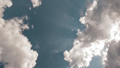 Blauer-Himmel-Mit-Schönen-Strukturierten-Wolken-Und-Sonnenstrahlen,-Die-An-Einem-Sonnigen-Sommertag-Durchscheinen