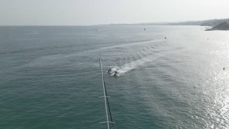 Blick-Von-Einem-Segelboot-Von-Oben-Mit-Einer-Drohne-Gefilmt