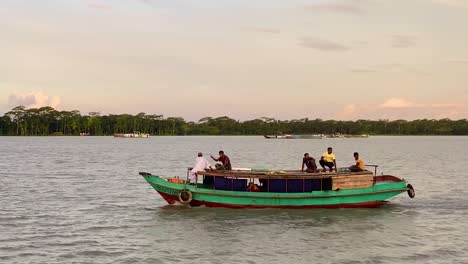 Traditionelles-Trawlerboot-Im-Fluss-Im-Ländlichen-Bangladesch