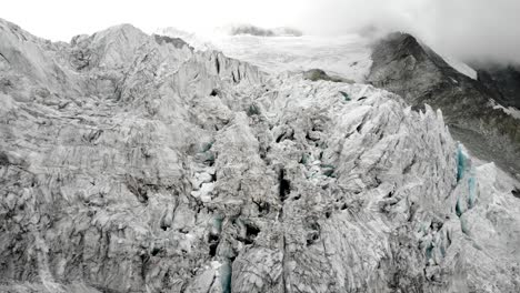Luftüberführung-In-Und-Durch-Spalten-Des-Moiry-gletschers-Bei-Grimentz-Im-Wallis,-Schweiz-Nachmittag