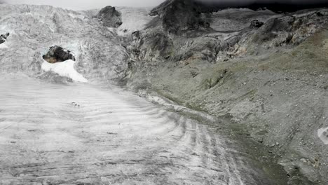 Luftüberführung-Vom-Moiry-Gletscher-Bei-Grimentz-Im-Wallis,-Schweiz,-Mit-Panoramablick-Auf-Das-Eis-Und-Die-Gletscherspalten-An-Einem-Bewölkten-Sommertag