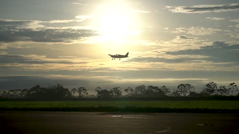 Flugzeug-Startet-Mit-Sonne-Im-Hintergrund