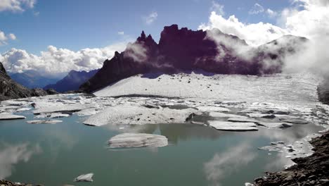 Sobrevuelo-Aéreo-Desde-Un-Lago-Glaciar-Lleno-De-Icebergs-Derretidos-En-Partes-Remotas-De-Los-Alpes-Suizos-En-Un-Día-Soleado