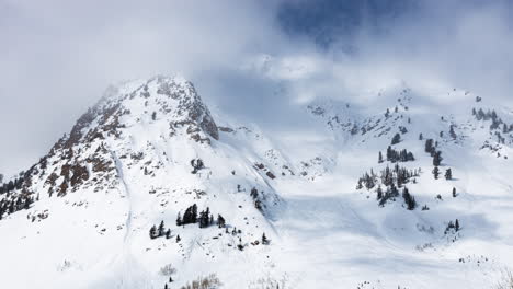 Zeitraffer-Von-Hohen-Wolken,-Die-Um-Einen-Berggipfel-In-Den-Bergen-Von-Utah-Wirbeln