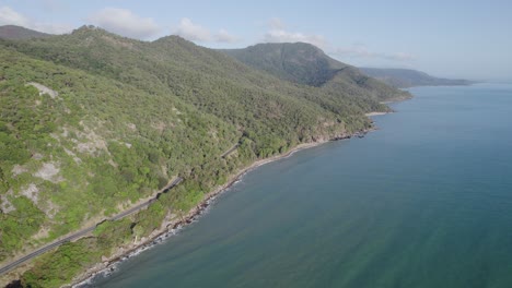 Captain-Cook-Highway-Durch-Grüne-Berglandschaften-An-Der-Küste-Zwischen-Cairns-Und-Port-Douglas-In-Wangetti,-Queensland,-Australien