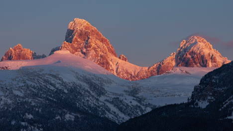 Zeitraffer-Des-Wunderschönen-Sonnenuntergangslichts-Auf-Der-Westwand-Des-Grand-Teton