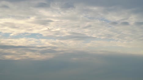Flugzeug-Fliegt-Weg,-Flugzeug-Fliegt-Durch-Die-Wolken