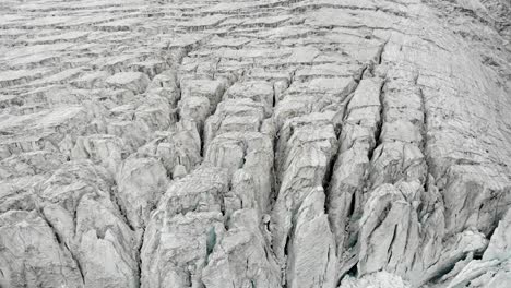 Luftaufnahme-Des-Moiry-gletschers-Bei-Grimentz-Im-Wallis,-Schweiz,-Mit-Blick-Nach-Oben-Auf-Die-Eisspalten-Zu-Den-Wolken,-Die-Die-Berggipfel-Verbergen
