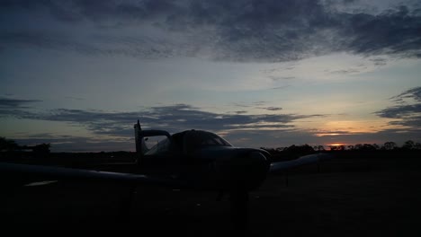 Flugzeug-Bei-Sonnenuntergang-Im-Angar