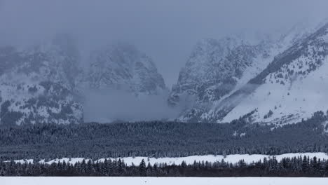 Lapso-De-Tiempo-De-Niebla-Baja-Y-Nubes-Girando-Alrededor-De-Un-Cañón-En-El-Parque-Nacional-Grand-Teton-En-Wyoming