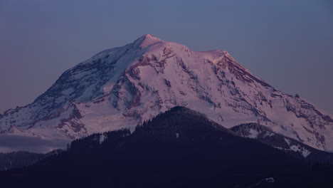Time-lapse-of-sunset-light-working-up-the-face-of-Mt-Rainier-in-Washington