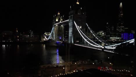 Tower-Bridge-In-London-über-Die-Themse-Nachts-Beleuchtet-Mit-Stadtbild-Der-Geschäftshauptstadt-Des-Vereinigten-Königreichs