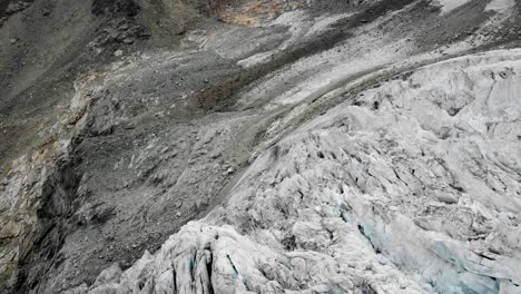 Luftaufnahme-Der-Gletscherspalten-Am-Rand-Des-Moiry-Gletschers-Bei-Grimentz-Im-Wallis,-Schweiz