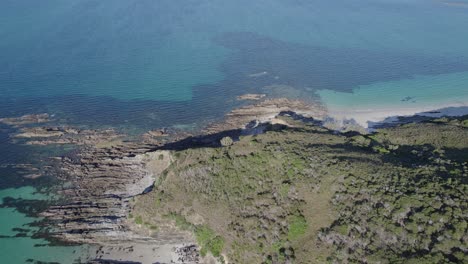 Felsenküste-Und-Klares-Blaues-Meer-Am-Strand-Von-Great-Keppel-Island-In-Zentral-Queensland,-Australien