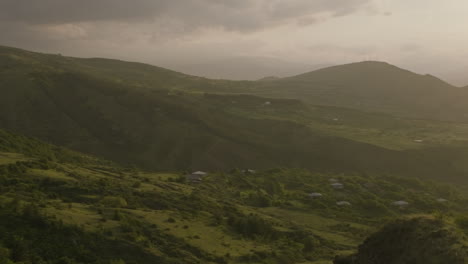 Abfallende-Berge-Und-Dörfer-In-Einem-Nebligen-Sonnenuntergang-In-Der-Region-Samtskhe-javakheti,-Georgia
