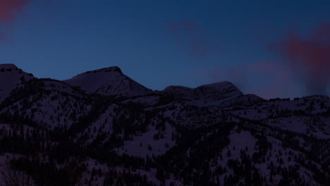 Zeitraffer-Des-Schönen-Sonnenuntergangslichts-In-Den-Bergen-Von-Western-Wyoming