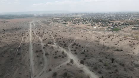 Luftaufnahme,-Die-über-Eine-Wüstenlandschaft-Zu-Einer-Stadt-In-Afrika-Fliegt