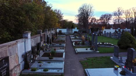Lápidas-En-El-Cementerio-Con-Flores-Y-Velas-Encendidas-Durante-El-Día-De-Todos-Los-Santos