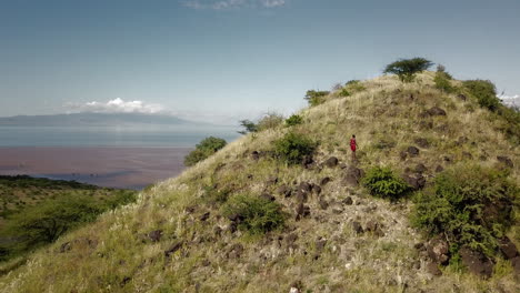 Vordere-Luftaufnahme-Von-Wanderern,-Die-Den-Gipfel-Eines-Berges-In-Tansania,-Ostafrika,-Erreichen-Und-Einer-Wunderschönen-Landschaft-Weichen