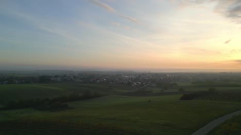 Dramatischer-Sonnenaufgang-über-Einem-Ländlichen-Dorf-Mit-Nebliger-Atmosphäre-In-Niederösterreich