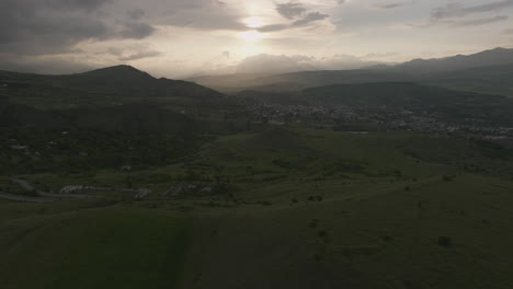 Dramatische-Landschaft-Der-Städte-In-Der-Nähe-Der-Burg-Achalziche-Während-Des-Sonnenuntergangs-In-Samtskhe-javakheti,-Georgia