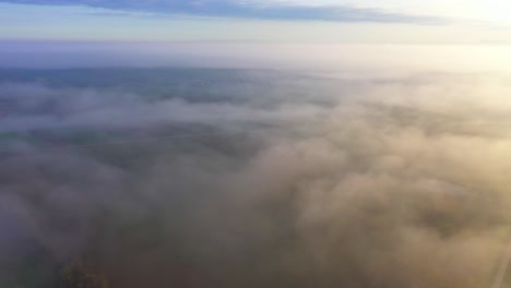 Nebelige-Wolken,-Die-Landschaftslandschaft-Während-Des-Herbstes-Im-Sonnenaufgang-Verschlingen