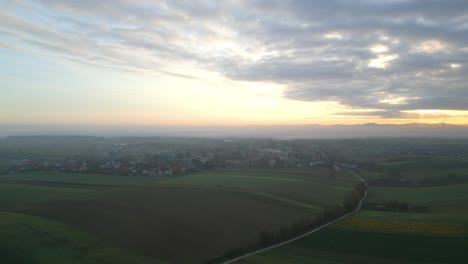 Nebelfelder-Auf-Dem-Land-Im-Herbst-Mit-Dramatischem-Himmel
