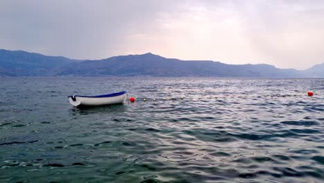 Toma-Estática-De-Un-Barco-De-Pesca-En-Postira-En-La-Isla-De-Brac,-Croacia,-Europa