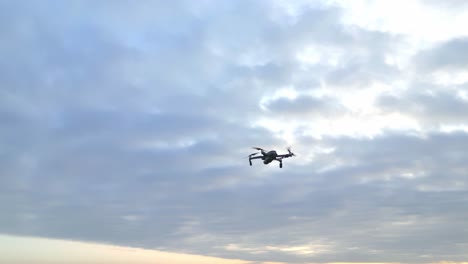 Drone-Volador-Capturando-Otro-Drone-Suspendido-En-El-Aire-Sobre-Campo-Verde