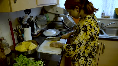 Eine-Frau-Kocht-In-Ihrer-Küche-Zu-Hause-Zum-Abendessen
