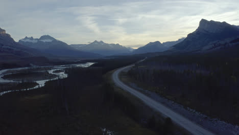 Conduciendo-Por-La-Carretera-Con-Un-Paisaje-Escénico-De-Montaña-Rocosa-Al-Amanecer-Cerca-De-Nordegg,-Alberta,-Canadá