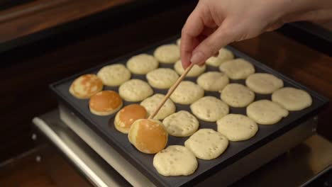 Mini-Pfannkuchen-Hotcakes-Zubereitung-Teig-Umdrehen