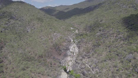 Vista-Aérea-De-Las-Cataratas-De-Emerald-Creek-Rodeadas-De-Rocas-De-Granito-Y-Vegetación-Verde-En-Mareeba,-Australia---Disparo-De-Drones