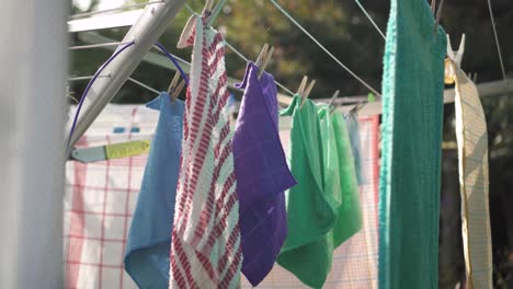 Handtücher-An-Einem-Sonnigen-Tag-Auf-Einer-Wäscheleine-Befestigt