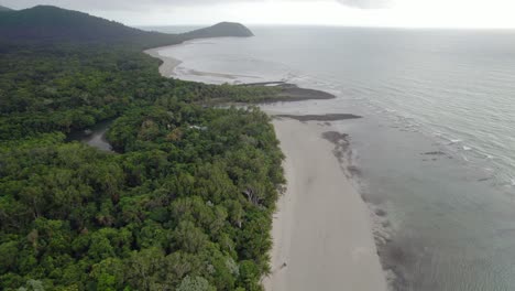 Paisaje-De-Selva-Tropical-Y-Arrecife-En-El-Parque-Nacional-Daintree-En-Cape-Tribulation,-Norte-De-Queensland,-Australia