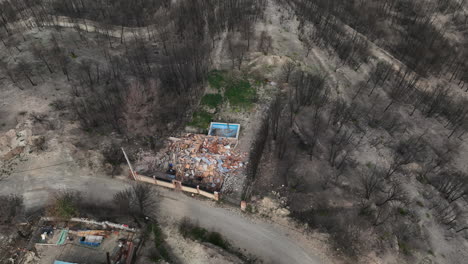 Luftaufnahme-Umkreist-Die-Verbrannten-Überreste-Der-Verwüstung-Der-Familienhäuser-Nach-Einem-Waldbrand