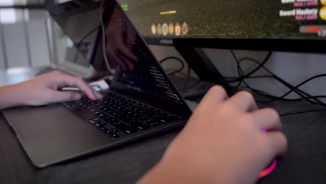 Junges-Kind-Verwendet-Eine-Spielcomputermaus-Und--tastatur-Mit-Zwei-Bildschirmen