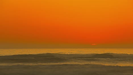 Timelapse-view-of-the-rising-sun-over-the-calm-sea-horizon